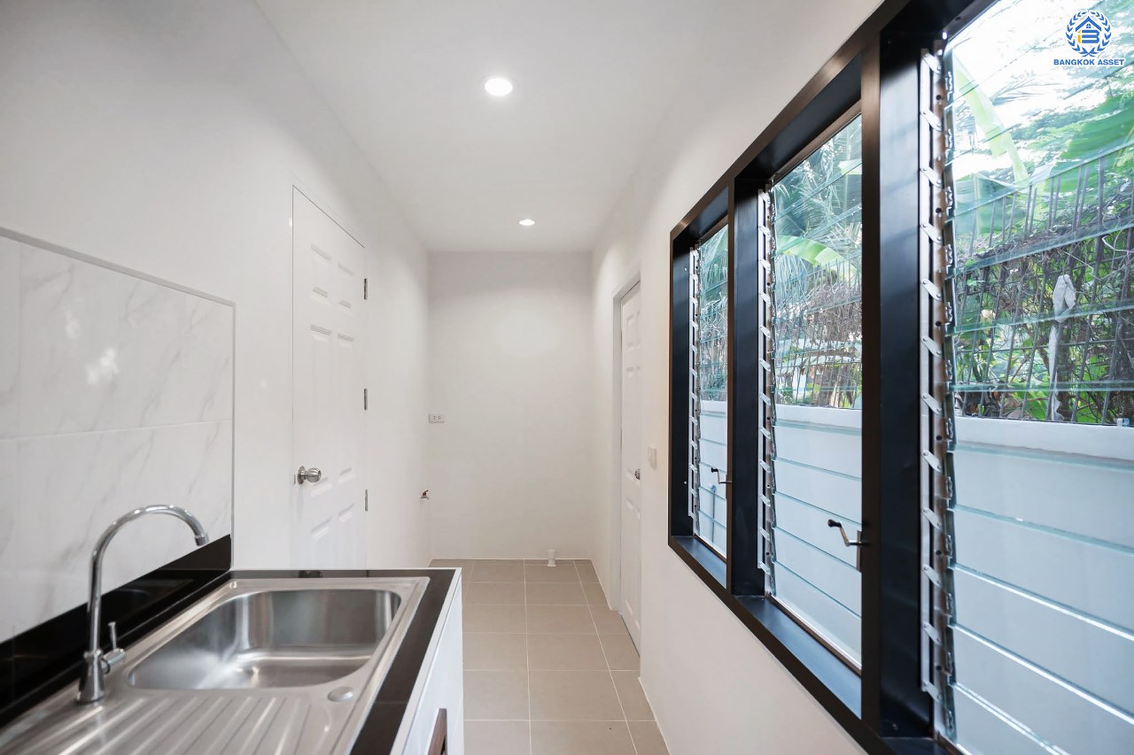 บ้านมือสองตกแต่งใหม่ โครงการ ชวนชื่น ปิ่นเกล้า บนเนื้อที่ 76.9 ตร.ว. พื้นที่ใช้สอยมากถึง 212.5 ตร.ม. ฟังก์ชันจัดเต็ม 3 ห้องนอน 3 ห้องน้ำ จอดรถได้ถึง 2 คัน พร้อมทั้งเปลี่ยนระบบสุขาภิบาลให้ใหม่ พร้อมเข้าอยู่ทันที บนทำเลศักยภาพ เชื่อมต่อหลายเส้นทาง ใกล้จุดขึ้นทางด่วน "ศรีรัช" และรถไฟฟ้าสายสีแดง "สถานีตลิ่งชัน"